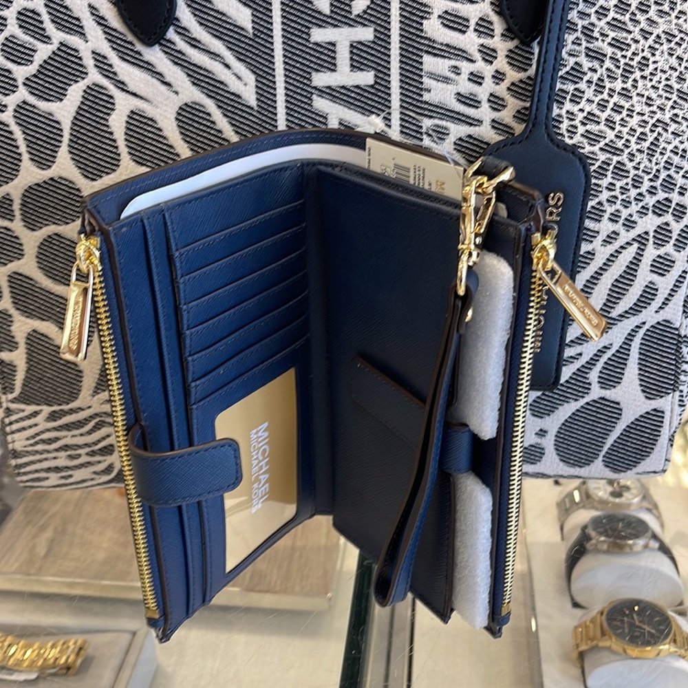 MICHAEL KORS LARGE DOUBLE ZIP WRISTLET WALLET PHONE CASE 
Navy 
NWT - Picture 10 of 16